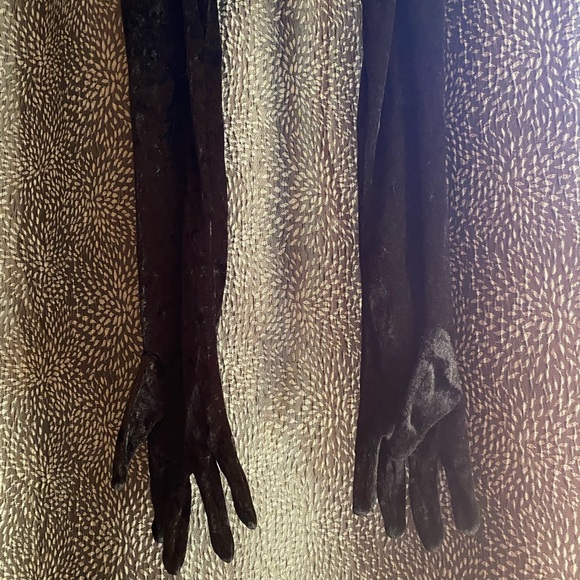 Black velvet evening gloves - Picture 2 of 6